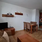Top Lodge Apartments 반스코