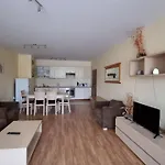 Top Lodge Apartments 반스코