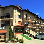 Top Lodge Apartments 반스코