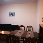 Top Lodge Apartments 반스코